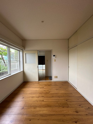 【洋室】 | グリーンハイム中島 | 洋室4.5帖☆洋室6帖側からの眺めです♪洋室のお部屋は毎日のお手入れもラクラクできちゃいます！