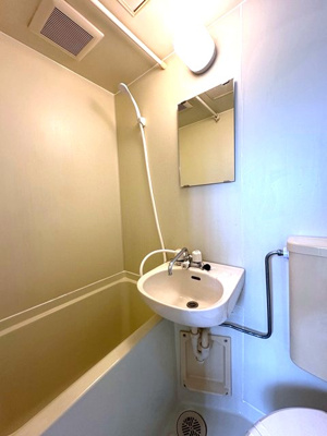 【浴室】 | グリーンハイム中島 | ユニットバスでお掃除らくらく☆浴室内に洗面台・トイレ付きです♪お風呂に浸かって一日の疲れもすっきりリフレッシュ♪