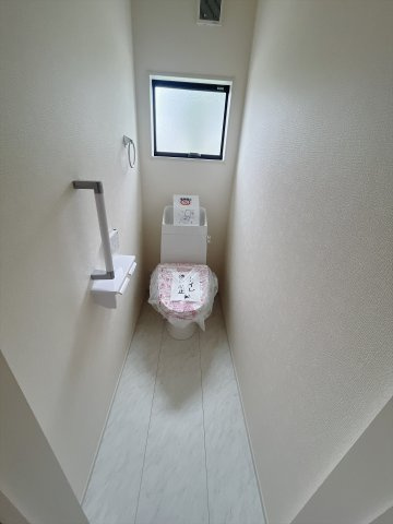 【新築戸建】前橋小相木町第6のトイレ|■トイレ｜1階、2階にもトイレをご用意しております♪窓付きなので常に換気もでき、綺麗保てます♪