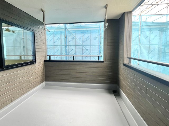 【新築戸建】前橋小相木町第6のバルコニー|■バルコニー｜プライバシーが守られたインナーバルコニーは、くつろぎの空間としても、アウトドアの空間としても活躍をしてくれます。