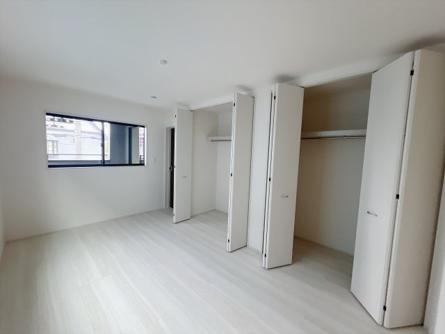 【新築戸建】前橋小相木町第6の寝室|■主寝室｜広い寝室ならインテリアも自由自在にお楽しみいただけます♪お外から帰ってきた後は寝室でゆっくり自分の時間をお過ごしください。