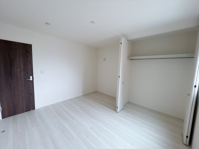 【新築戸建】前橋小相木町第6の洋室|■2階洋室｜大きなクローゼット付きなので、お片付けも安心です♪収納も心配ありません！
