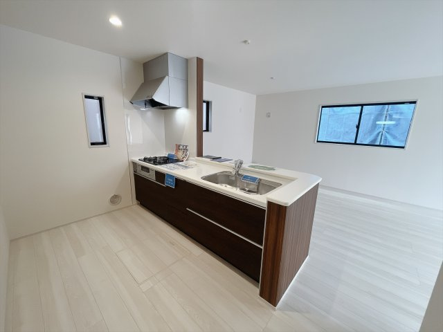 【新築戸建】前橋小相木町第6のキッチン|■キッチン｜作業がはかどる広々カウンタースペース。会話がはずむ「オープンキッチン」なので家族とのコミュニケーションも活発になります。