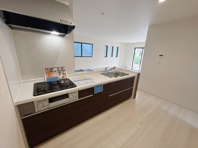 【新築戸建】前橋小相木町第6のキッチン|■キッチン｜ワークトップの幅が広く、お子様といっしょにお料理をつくったり、ちょっとしたパーティーも楽しめます。フラットなのでお掃除がしやすいのもポイントです♪
