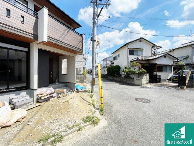 木津川市木津南後背　第5期　新築一戸建ての前面道路含む現地写真|周辺は閑静な住宅街！前面道路広々で車の出し入れも便利です。駐車が苦手な方でも安心して車庫入れできます！