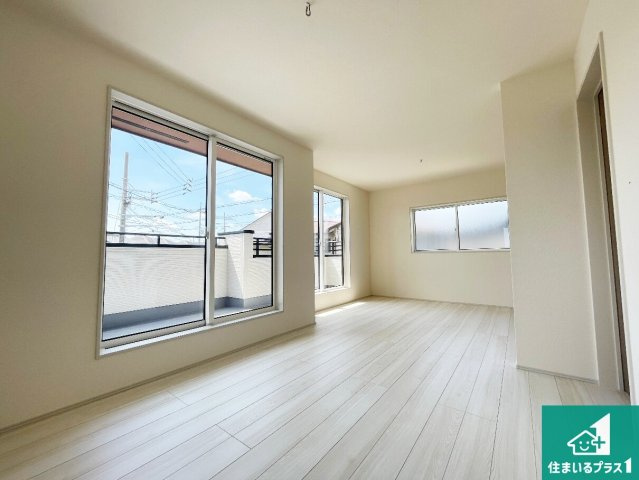 木津川市木津南後背　第5期　新築一戸建ての居間・リビング|収納スペースが充実しているので子供の成長に合わせてたくさん収納ができます！家族構成に合わせた様々な活用ができる収納！