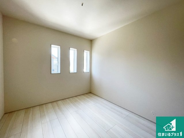 木津川市木津南後背　第5期　新築一戸建ての洋室|シンプルな洋室は、自分好みのインテリアが楽しめます♪ご家族とインテリアや家具を選びに行くのは新築購入時の醍醐味の一つです。ぜひお楽しみください♪