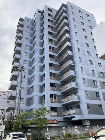 シビルタワーエンブレムの外観|14階建ての落ち着いた佇まいのマンション。13階のお部屋は陽当たり・通風ともに優れ、市街地に近い利便性を享受しながら静かに過ごせる。