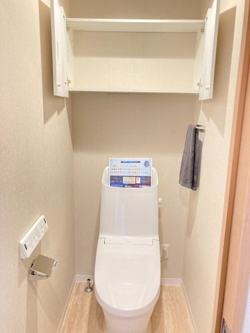 シビルタワーエンブレムのトイレ|水回りリフォームでトイレも新品。毎日使う場所だからこそ、お手入れしやすく清潔な設備は嬉しいポイント。心地よいプライベート空間が続く。