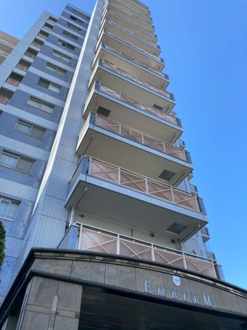 シビルタワーエンブレムの外観
