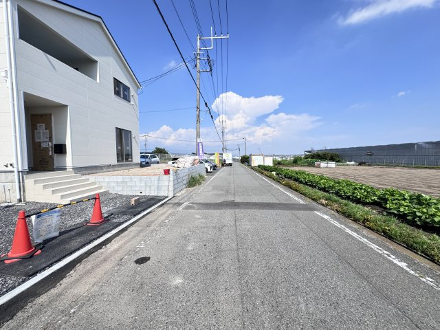 新築　高崎市足門町第9　クレイドルガーデン　2号棟の前面道路含む現地写真|現地写真　南側接道幅員約5.7ｍ　
