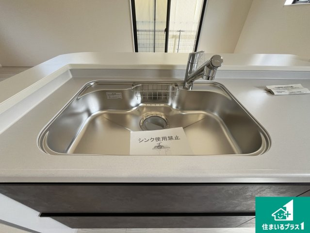草津市西矢倉　新築一戸建ての設備|蛇口の先端に浄水器を内蔵しています！原水と浄水、お湯と冷水、シャワーの切替えがワンタッチなので用途によって使い分けられます。

