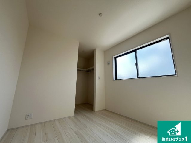 草津市西矢倉　新築一戸建ての洋室|シンプルな洋室は、自分好みのインテリアが楽しめます♪ご家族とインテリアや家具を選びに行くのは新築購入時の醍醐味の一つです。ぜひお楽しみください♪