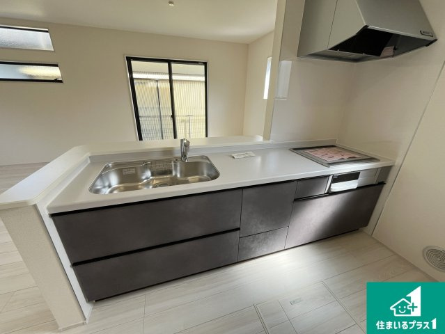 草津市西矢倉　新築一戸建てのキッチン|リビングと統一感があり、使い勝手のいいキッチン。広々としているので、二人並んで作業が出来ちゃいます。お子様と一緒に色々なお料理に挑戦できるスペースがあります。