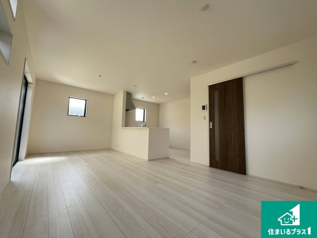 草津市西矢倉　新築一戸建ての居間・リビング|シンプルなリビングは、観葉植物等のインテリアを楽しめますね！パパ好みにも、ママ好みにも家具次第で雰囲気を変えることができます！
