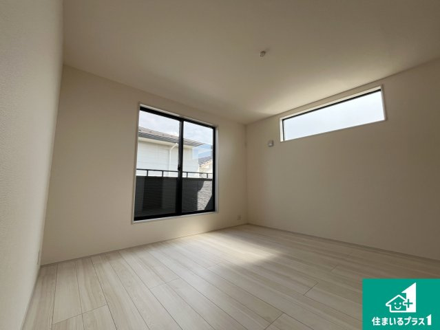 草津市西矢倉　新築一戸建ての洋室|寝室は心地よい眠りについてもらいたくて、シンプルかつ開放的な空間な設計にしています！大きな窓から差し込む日が心地いいです♪