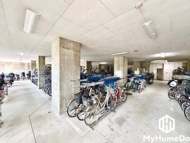 ザ・シーン城北アストロタワーの駐輪場|屋根付きなので、雨や風、直射日光から自転車を守ることができます。