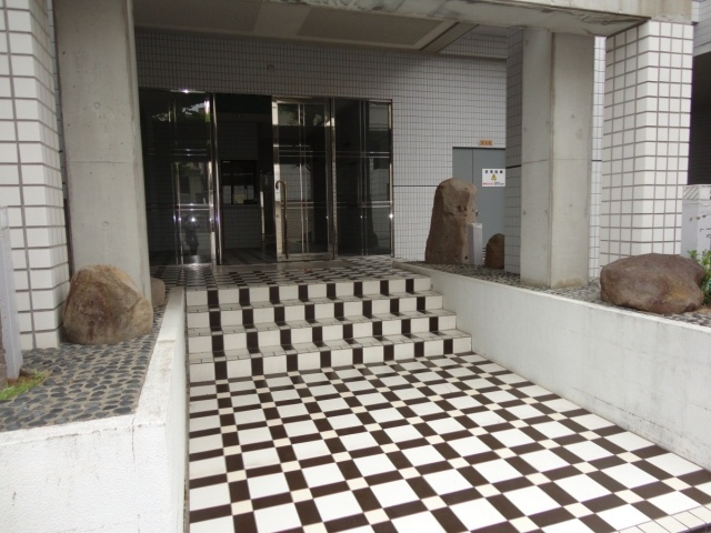 ガーデンハイツ桃山台　壱番館のエントランス