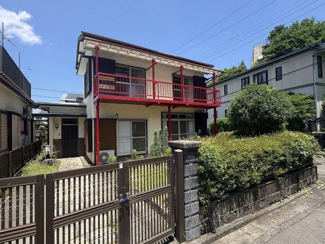 中古戸建の前面道路含む現地写真
