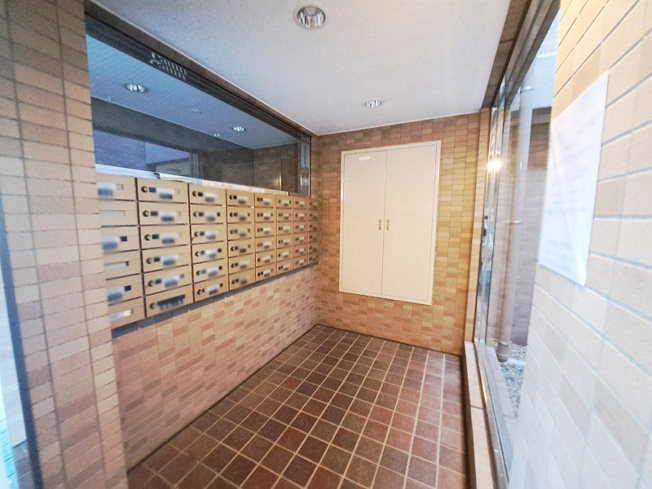【設備】 | ロイヤルシャトー南大泉　(保谷店) | 共用部郵便受け。入口には宅配ボックスも設置されており、不在時の荷物の受け取りも便利です。