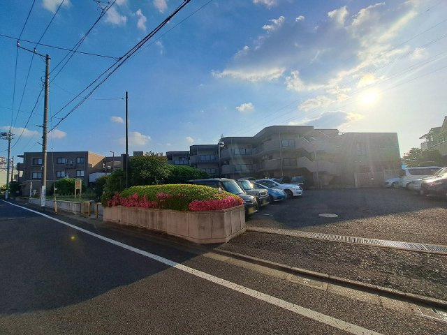 【外観】 | ロイヤルシャトー南大泉　(保谷店) | 保育施設、郵便局、図書館なども徒歩10分圏内にございます。