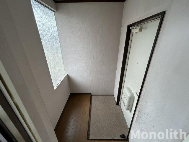有住ビルの玄関