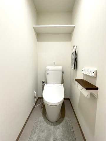 グラン・コート千本一条のトイレ|トイレ新調済み。上部棚付きで、すっきり使いやすい空間です。