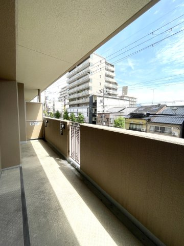 グラン・コート千本一条のバルコニー|東向きバルコニーにつき、爽やかな朝日が差し込みます。