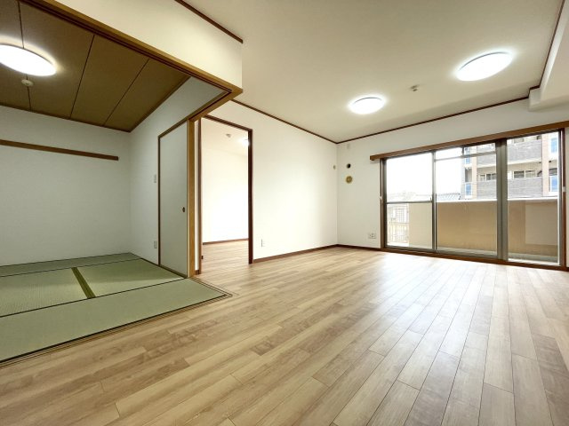 グラン・コート千本一条の居間・リビング|東向きの開口部から光が差し込む、明るく心地よいリビングです。
隣接する和室が空間に広がりをもたらします。