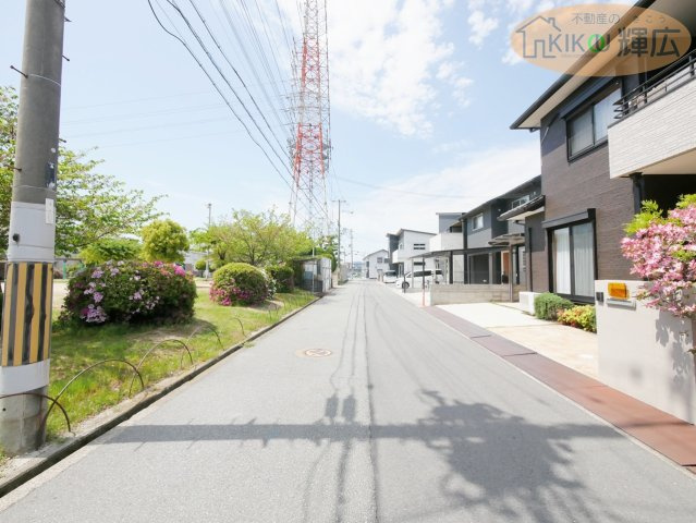 加古川市尾上町旭2丁目　中古戸建の前面道路含む現地写真