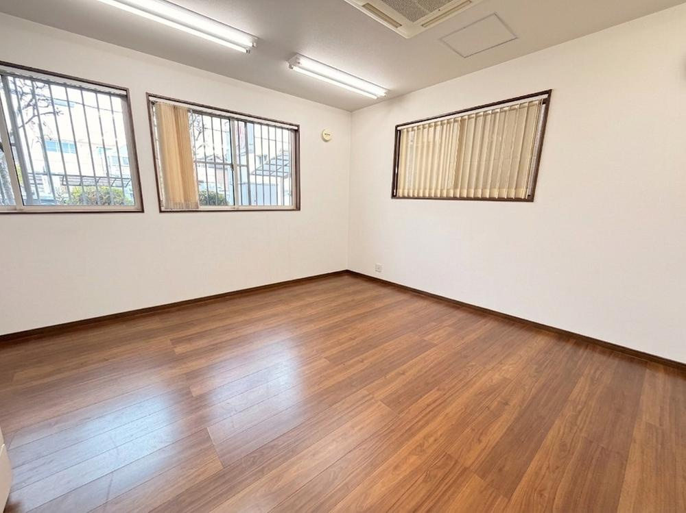 打上南町　中古一戸建ての寝室|１階事務所
■物件内覧・資金計画相談・住宅ローン相談、リフォーム相談、お問合せ受付中■
※当日・翌日のご内覧、ご相談はお電話でのお問合せがスムーズです！