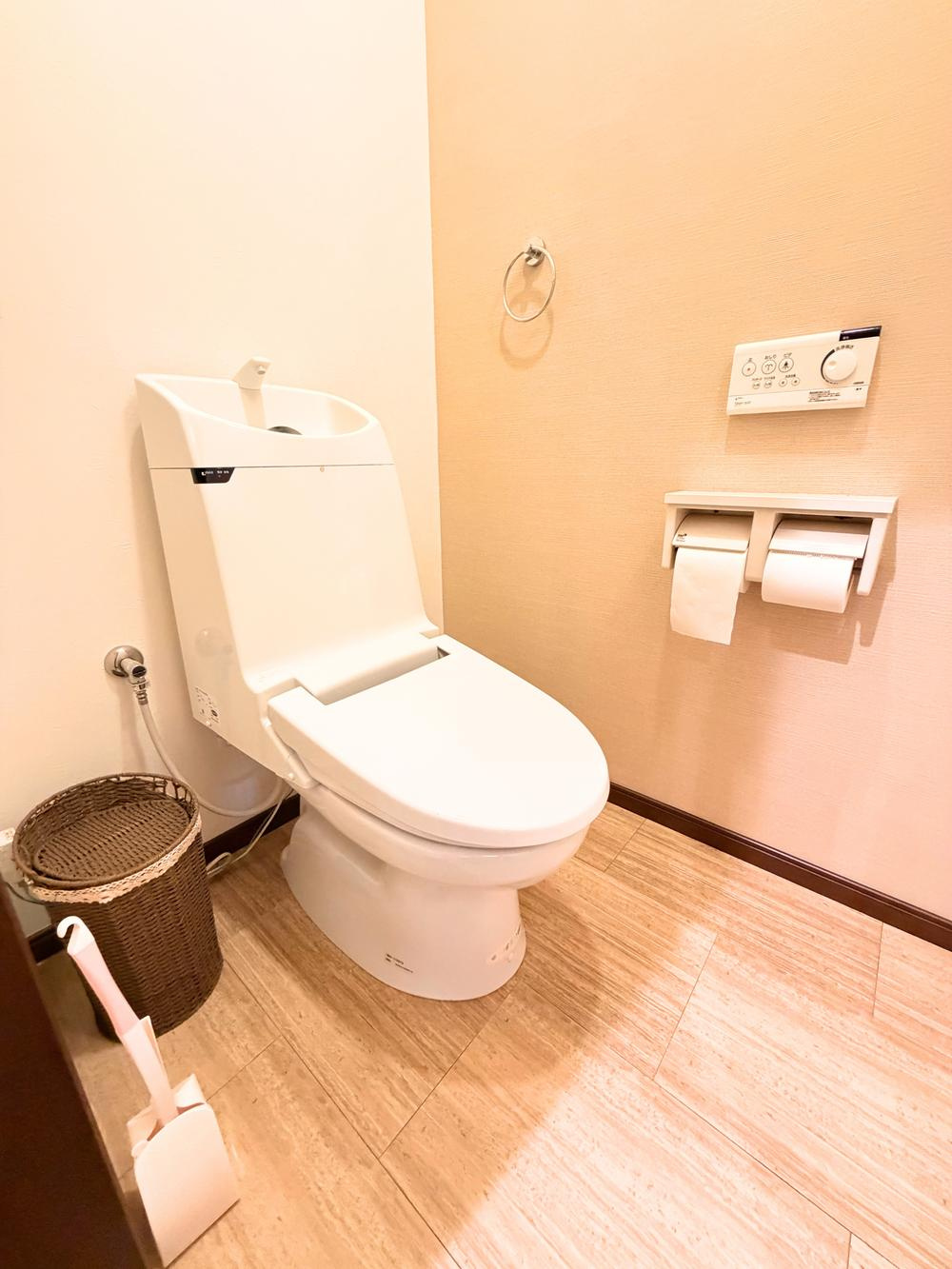 打上南町　中古一戸建てのトイレ|１階トイレ　温水洗浄便座
■物件内覧・資金計画相談・住宅ローン相談、リフォーム相談、お問合せ受付中■
※当日・翌日のご内覧、ご相談はお電話でのお問合せがスムーズです！