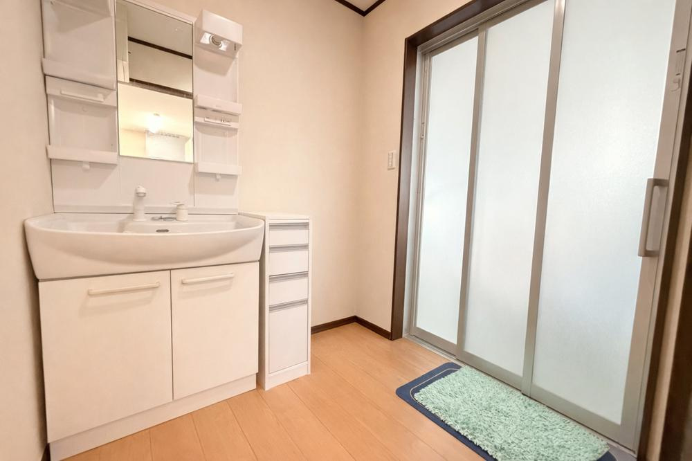 打上南町　中古一戸建ての独立洗面台|シャワー付き洗面化粧台
■物件内覧・資金計画相談・住宅ローン相談、リフォーム相談、お問合せ受付中■
※当日・翌日のご内覧、ご相談はお電話でのお問合せがスムーズです！