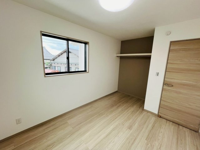 筑西市乙　第１期　全2邸の洋室|〇１号棟　洋室　5.5帖〇
各居室に収納がございますので最大限お部屋を広く使うことができます♪
2026年7月撮影