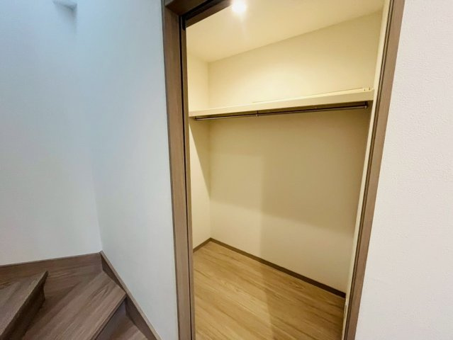 筑西市乙　第１期　全2邸の収納|〇１号棟　ファミリークローク〇
ご家族分のお洋服を収納することができるので、朝の支度や帰宅後の片付けがスムーズになります♪
2026年7月撮影