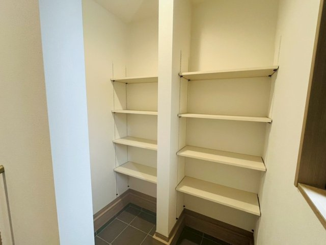 筑西市乙　第１期　全2邸の収納|〇１号棟　シューズインクローク〇
可動棚付きのシューズインクローク♪季節物の長いブーツもスッキリ収納できます。土間空間なので、ベビーカーやアウトドアグッツなども収納できます。
2026年7月撮影