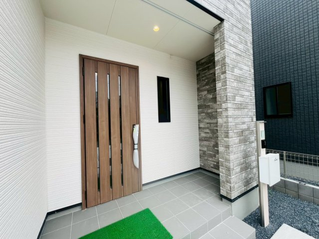 筑西市乙　第１期　全2邸の玄関|〇１号棟　玄関〇
広々とした外の玄関では玄関前が屋根になっておりますので、降雨時も急ぐ必要がありません♪
2026年7月撮影