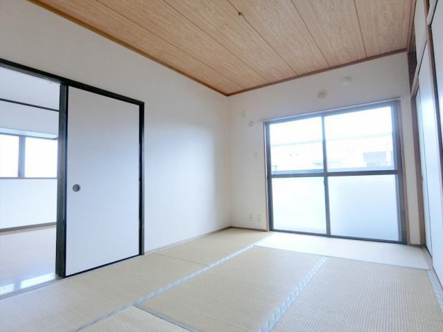マンションアザレア の設備|ゆったりとくつろげる和室です※同タイプ、別号室の写真です