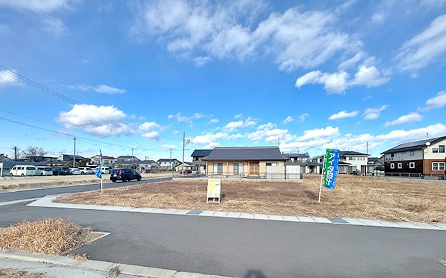 【いわき市錦町】　1号棟　※必ずもらえる選べるキャンペーン実施中！の前面道路含む現地写真|◆外壁仕上げ材は窯業系サイディング。裏面に付着した汚れが、雨水によって流れ落ちやすい「防汚機能付きサイディング」を採用。外壁の美しさが長持ちします♪