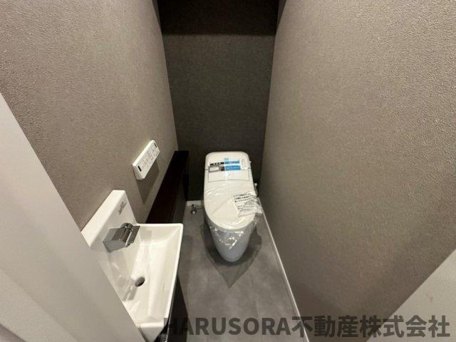 生駒市辻町　３階建のトイレ