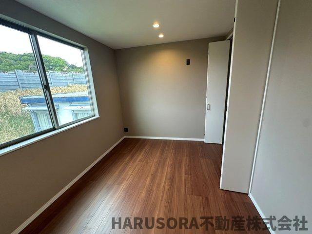 生駒市辻町　３階建の洋室