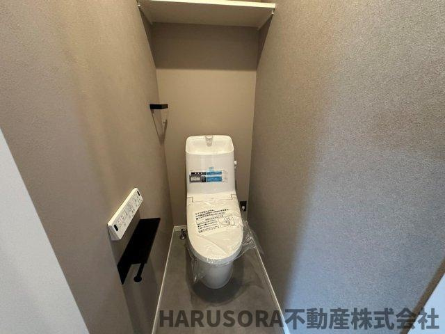 生駒市辻町　３階建のトイレ