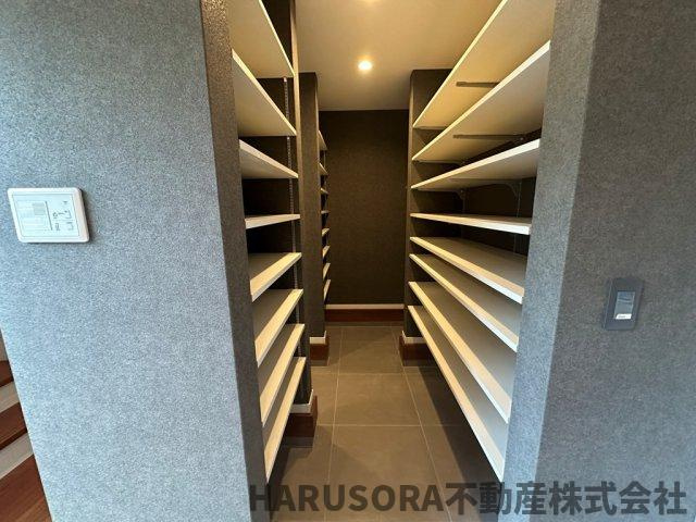 生駒市辻町　３階建の玄関