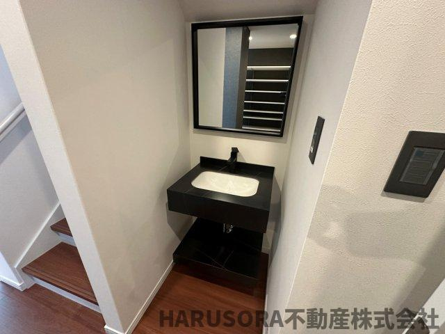 生駒市辻町　３階建の独立洗面台
