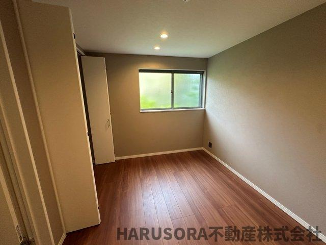 生駒市辻町　３階建の洋室