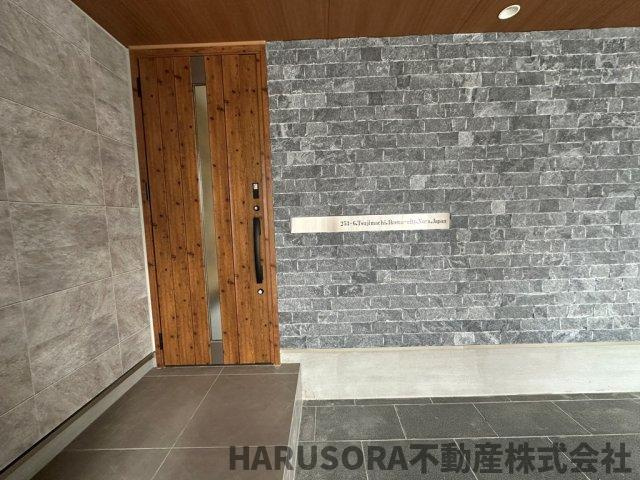 生駒市辻町　３階建の玄関