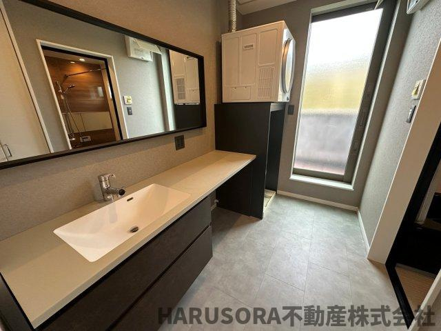 生駒市辻町　３階建の独立洗面台