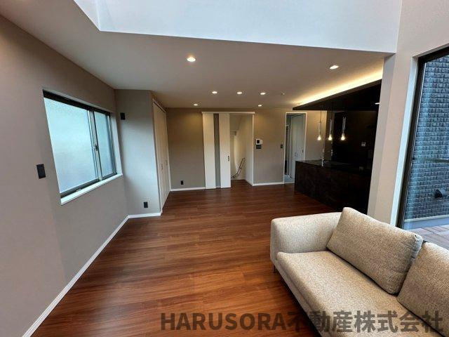 生駒市辻町　３階建の居間・リビング