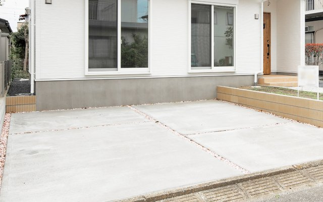【いわき市錦町】　2号棟　※必ずもらえる選べるキャンペーン実施中！の駐車場|◆カースペースの写真です◆
陽当りの良い駐車場は週末の洗車も快適です♪お車の他にも、自転車をとめられそうなスペースもございます。
