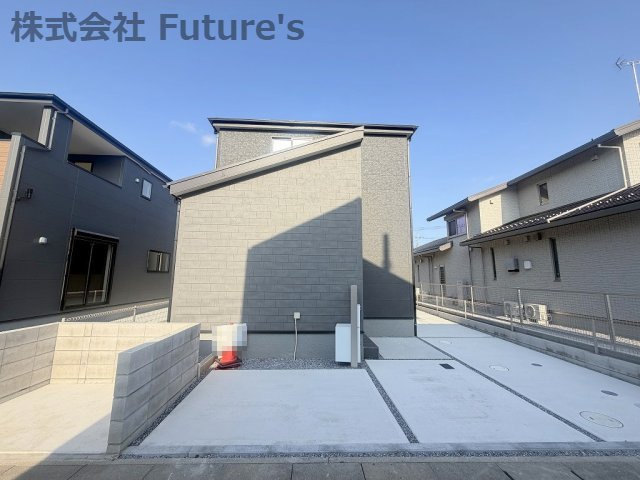 三郷市彦糸　新築戸建　全5棟　2号棟の外観|シックな色合いがオシャレな邸宅です